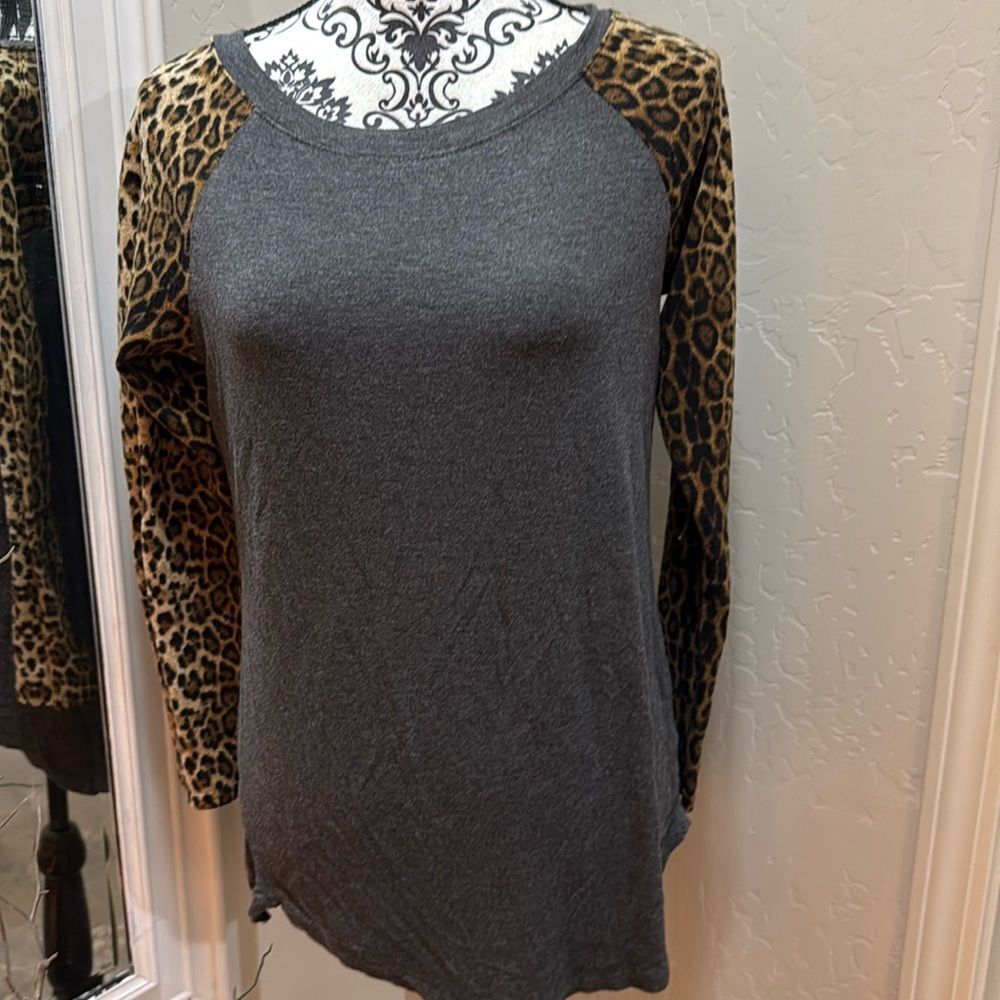Amaryllis grey tee with long‎ leopard print sleeves medium